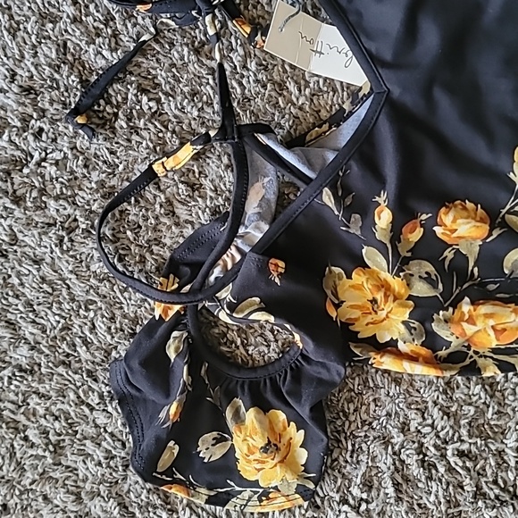 Nine Britton Floral Romper NWT - Picture 2 of 9